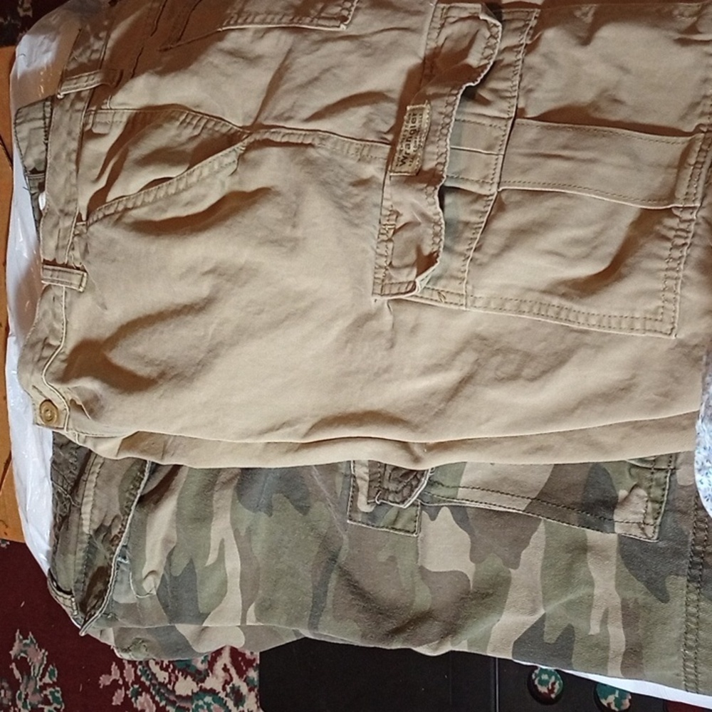 Wrangler/No Boundaries cargo shorts men 34's, two pair, one price. (Mgs204,205)
